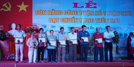 Ông Nguyễn Thanh Triều- Bí thư Huyện ủy Trà Ôn trao giấy khen cho các cá nhân có thành tích đóng góp, vận động trong phong trào xây dựng NTM.