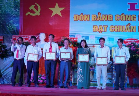 Ông Nguyễn Văn Trạng- Chủ tịch UBND huyện Trà Ôn trao giấy khen cho các tập thể, cá nhân có thành tích xuất sắc trong phong trào xây dựng NTM.