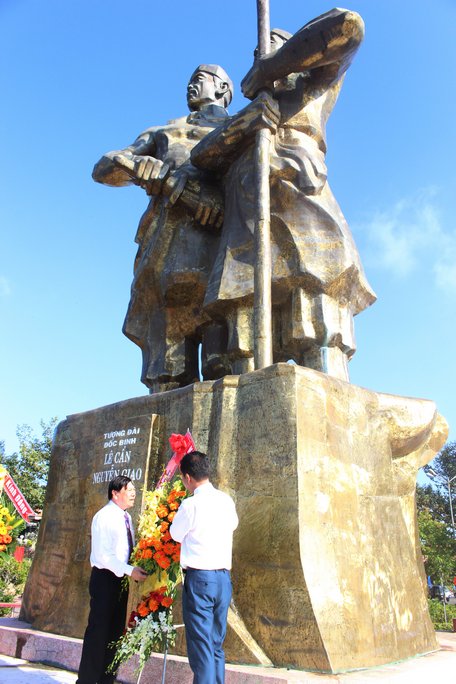 Bí thư Tỉnh ủy- Trần Văn Rón cùng các đại biểu dâng hoa, dâng hương tại Tượng đài Đốc binh Lê Cẩn- Nguyễn Giao.