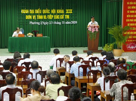Bí thư Tỉnh ủy- Trần Văn Rón trả lời các kiến nghị của cử tri.