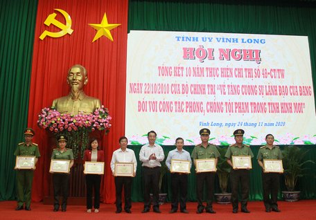 Chủ tịch UBND tỉnh- Lữ Quang Ngời tặng bằng khen của UBND tỉnh cho các cá nhân đạt thành tích xuất sắc trong công tác đấu tranh, phòng chống tội phạm.