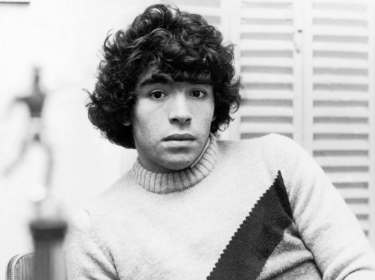  Diego Maradona sinh ra tại Lanús, Argentina năm 1960. Trong ảnh chụp vào thập niên 70 của thế kỷ trước là chàng trai trẻ Maradona. Ảnh: Getty Images