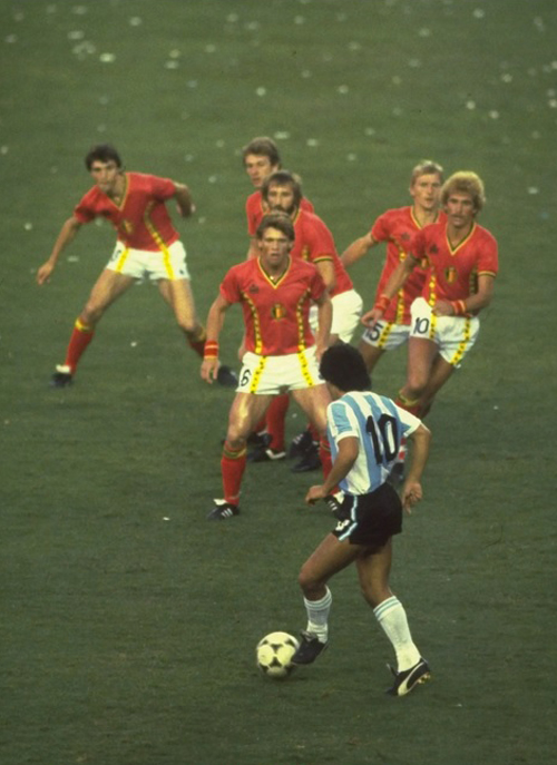 Maradona với chiếc áo đấu số 10 huyền thoại bị “bao vây” bởi hàng loạt hậu vệ Bỉ trong trận đấu thuộc khuôn khổ World Cup 1982 tại Tây Ban Nha. Ảnh: Getty Images