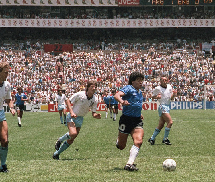  Maradona qua mặt hậu vệ đội tuyển Anh Terry Butcher và Terry Fenwick để ghi bàn thắng thứ hai trong trận tứ kết World Cup 1986. Ngoài tốc độ và kỹ thuật kinh điển, đây còn là bàn thắng quan trọng của trận tứ kết World Cup 1986 vì vậy được FIFA gọi là 