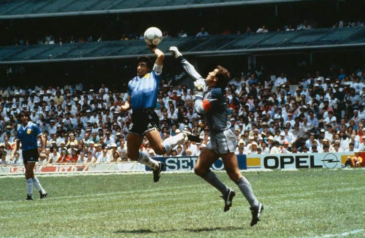  Bàn tay của Chúa là bàn thắng đặc biệt trong lịch sử bóng đá thế giới được huyền thoại bóng đá Maradona thực hiện vào năm 1986 trong trận tứ kết World Cup 1986 với Anh ở Mexico. Ảnh: Getty Images