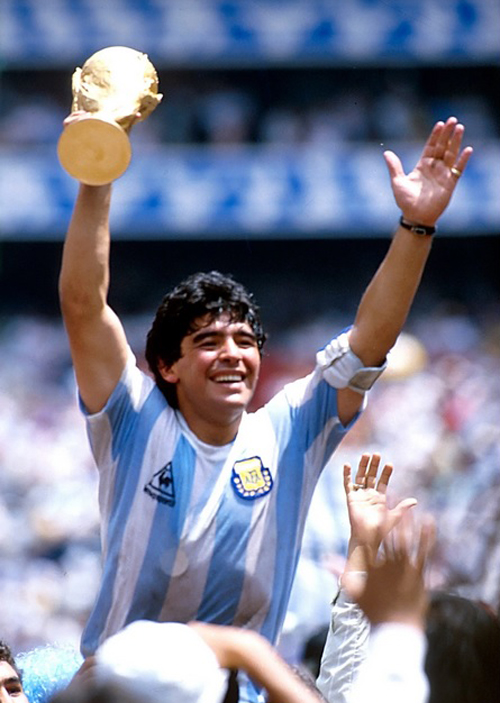  Maradona cùng cúp vô địch World Cup 1986. Ông đã góp công lớn dẫn dắt đội tuyển Argentina vượt qua Tây Đức trong trận chung kết. Ảnh: Getty Images