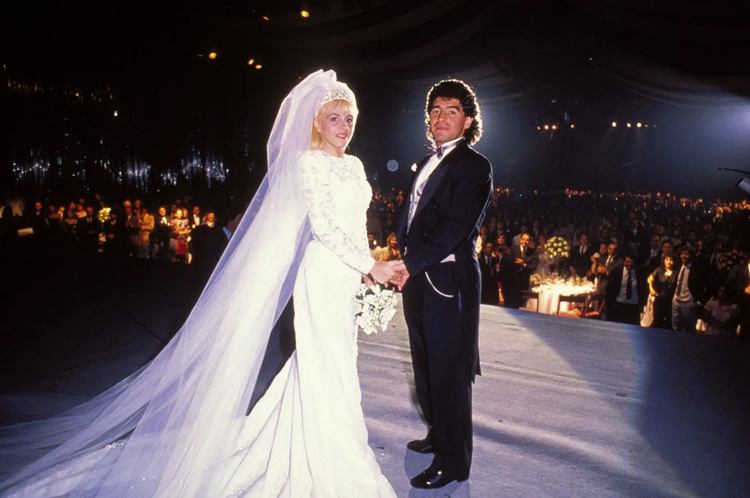  Maradona trong lễ cưới với Claudia Villafañe tại Buenos Aires, Argentina năm 1989. Ảnh: Getty Images
