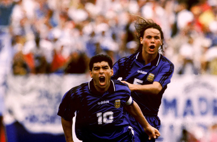 Vẫn chiếc áo thi đấu số 10 đi cùng Maradona tại World Cup 1994 ở Mỹ. Ảnh: Guardian
