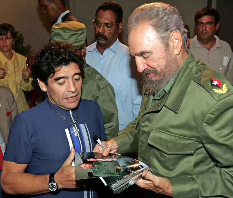  Maradona gặp Chủ tịch Cuba khi đó Fidel Castro tại Havana năm 2005. Ảnh: AFP