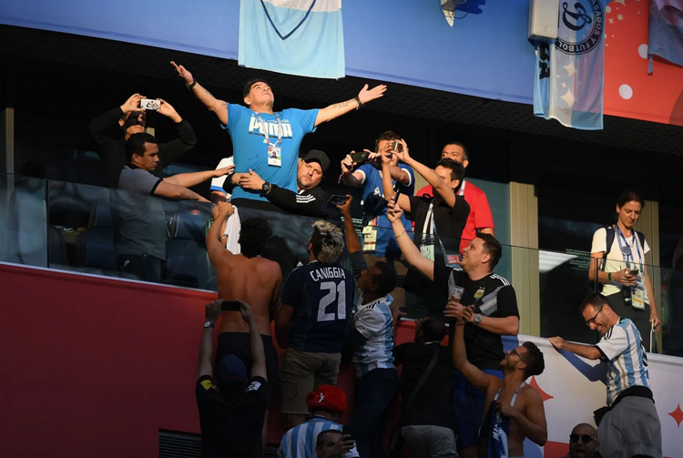  Maradona ăn mừng khi đội tuyển Argentina thắng Nigeria tại World Cup 2018. Ảnh: AFP