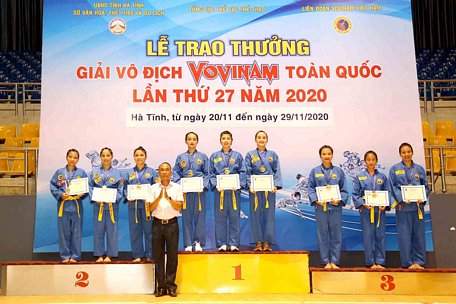 Các cô gái Vĩnh Long đã xuất sắc giành bộ HCV đồng đội nữ nội dung Long hổ quyền.