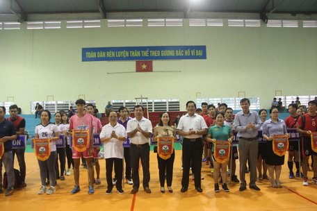 Ban tổ chức trao cờ lưu niệm cho các đơn vị tham dự giải.