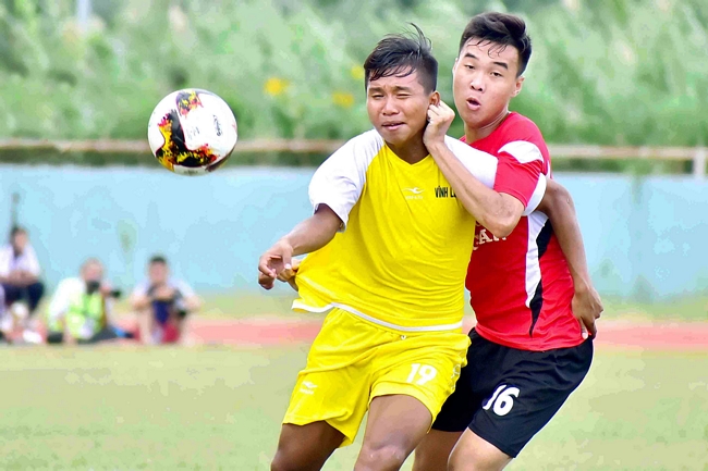 Thạch Mai Quốc Đạt (19, áo sáng màu) ghi bàn thắng cho đội Vĩnh Long.