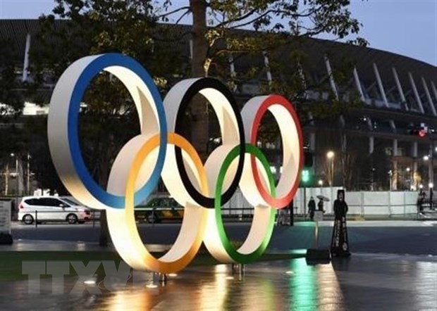 Vòng tròn Olympic được trưng bày tại sân vận động Quốc gia Tokyo, Nhật Bản. (Nguồn: Kyodo/TTXVN)