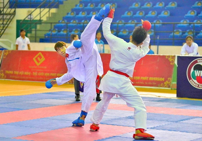 Các VĐV Karate tranh tài nội dung đối kháng nam tại Đại hội Thể thao ĐBSCL 2020.