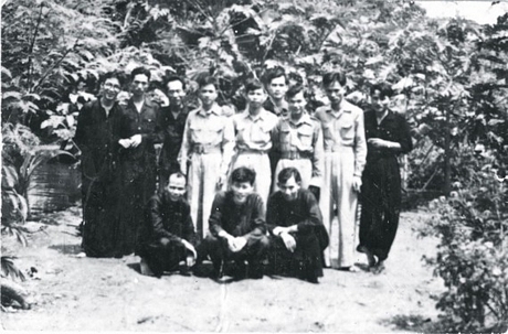Đồng chí Lê Đức Anh (hàng đứng thứ hai từ phải qua) cùng với bộ đội khu Sài Gòn- Chợ Lớn thời điểm 1948- 1950. Ảnh: Tư liệu