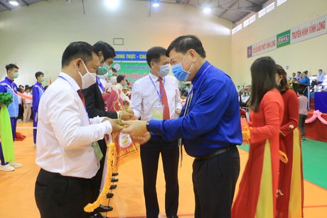 Bí thư Tỉnh uỷ Vĩnh Long Trần Văn Rón trao cờ lưu niệm cho  đại diện đoàn thể thao tham dự đại hội