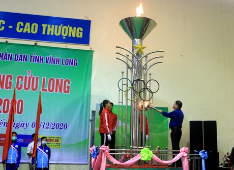 Bí thư Tỉnh ủy- Trần Văn Rón thắp đuốt truyền thống khai mạc đại hội.