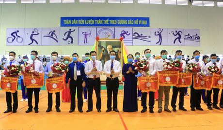 Ông Trần Đức Phấn- Phó Tổng Cục trưởng Tổng Cục TDTT và các đồng chí lãnh đạo tỉnh Vĩnh Long tặng hoa và cờ lưu niệm cho các đơn vị tham dự đại hội.