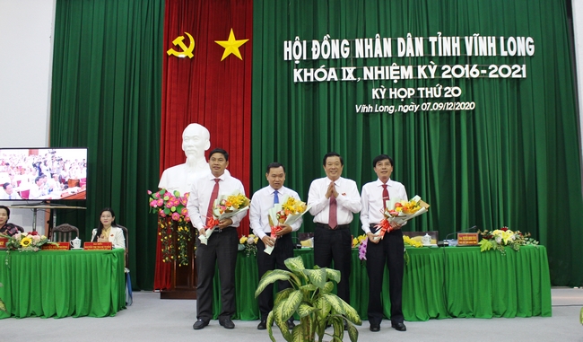 Ông Bùi Văn Nghiêm- Phó Bí thư Tỉnh ủy, Chủ tịch HĐND tỉnh- tặng hoa chúc mừng 3 Ủy viên UBND tỉnh khóa IX (nhiệm kỳ 2016- 2021) vừa trúng cử.