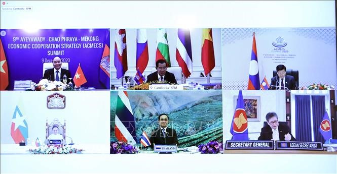 Thủ tướng Nguyễn Xuân Phúc và các nhà lãnh đạo dự hội nghị trực tuyến. Ảnh: Thống Nhất/TTXVN