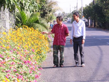 Đồng chí Đỗ Mạnh Cường- Bí thư Chi bộ kiêm Trưởng khóm Tân Phú (trái) luôn tâm huyết và hết lòng phục vụ nhân dân.