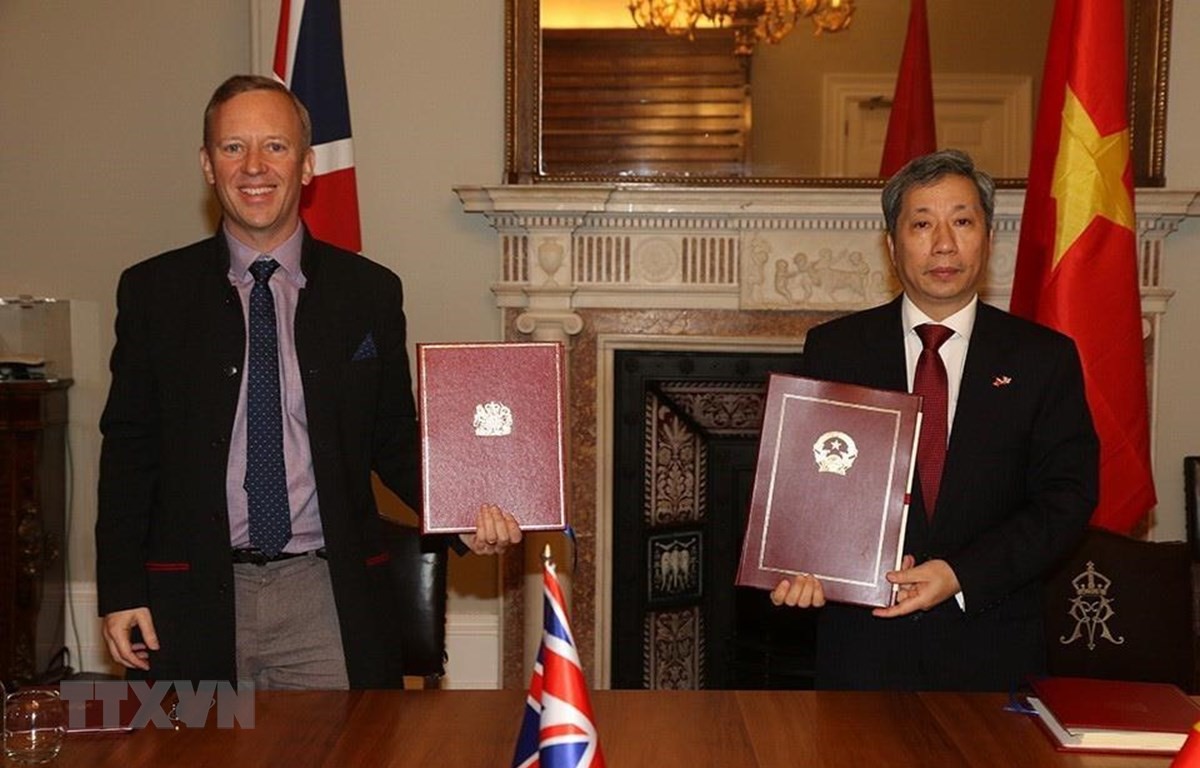 Đại sứ Việt Nam Trần Ngọc An và Đại sứ Vương quốc Anh Gareth Edward Ward ký Hiệp định Thương mại tự do Việt Nam-Vương quốc Anh. (Ảnh: TTXVN phát)