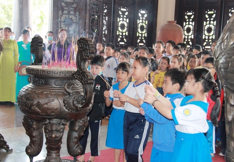 Học sinh lớp 1, 2, 3 Trường Tiểu học Chu Văn An thắp hương cho cố Chủ tịch Hội đồng Bộ trưởng Phạm Hùng.