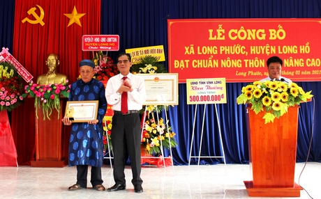 Phó Chủ tịch Thường trực UBND tỉnh Lê Quang Trung tặng bằng khen cho cá nhân xuất sắc trong xây dựng NTM nâng cao.