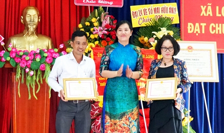 Ông Lê Phi Long- Phó Bí thư Thường trực Huyện ủy (bìa phải) và ông Nguyễn Chí Cường- Phó Chủ tịch UBND huyện (bìa trái) trao giấy khen của Chủ tịch UBND huyện cho các cá nhân xuất sắc.