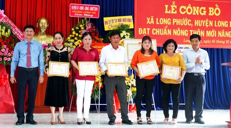 Bà Phan Thị Mỹ Hạnh- Chủ tịch UBND huyện Long Hồ tặng giấy khen cho các đơn vị có thành tích xuất sắc hỗ trợ công trình phúc lợi xã hội cho xã Long Phước xây dựng NTM nâng cao.