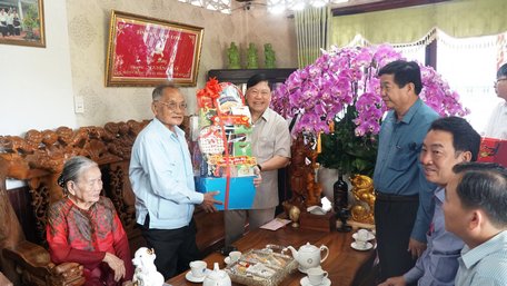 Bí thư Tỉnh ủy- Trần Văn Rón đến thăm, chúc tết đồng chí Nguyễn Ký Ức