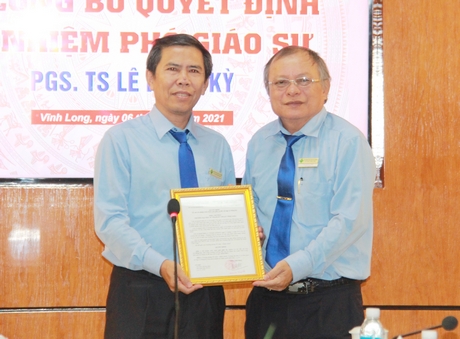  PGS.TS Cao Hùng Phi- Hiệu trưởng Trường ĐH Sư phạm kỹ thuật Vĩnh Long trao quyết định bổ nhiệm của nhà trường cho TS. Lê Hồng Kỳ.