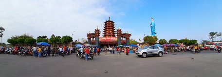 Toàn cảnh du khách viếng Chùa Phật Ngọc Xá Lợi (phường Tân Ngãi- TP Vĩnh Long)
