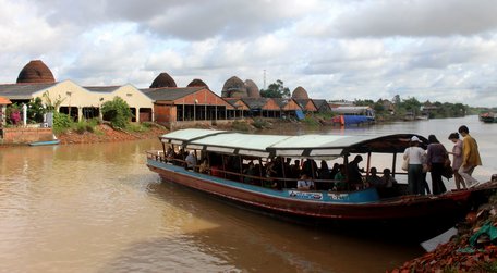Du lịch sông nước gắn với trải nghiệm cuộc sống của người dân.