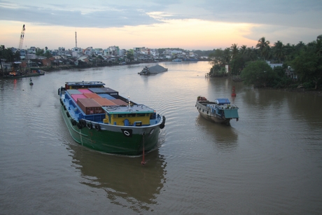 Tuyến sông Măng đi qua Trà Ôn là tuyến đường thủy quan trọng, cũng là tour đường thủy nối TP Cần Thơ và Vĩnh Long.
