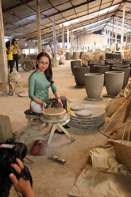 Trải nghiệm của du khách ở làng nghề gạch gốm trên kinh Thầy Cai (Mang Thít).