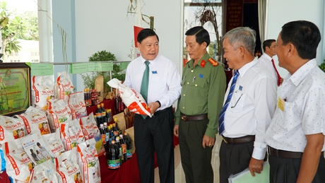 Đồng chí Trần Văn Rón- Ủy viên BCH Trung ương Đảng, Bí thư Tỉnh ủy (bìa trái)- tham quan gian hàng trưng bày các sản phẩm đặc trưng thuộc ngành công thương của huyện Long Hồ. Ảnh: Xuân Tươi