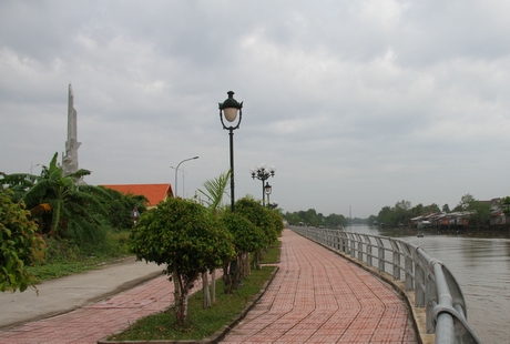 Tượng đài trong Nhà bia tưởng niệm thành lập Chi bộ Đảng đầu tiên tỉnh Vĩnh Long.