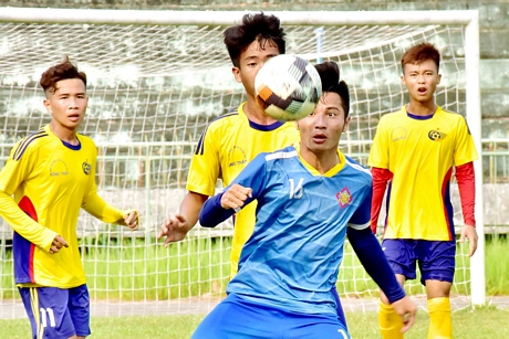 Pha tranh bóng trong trận đấu tập huấn chuẩn bị mùa giải 2021, giữa Đồng Tháp (áo sáng màu) gặp Vĩnh Long.