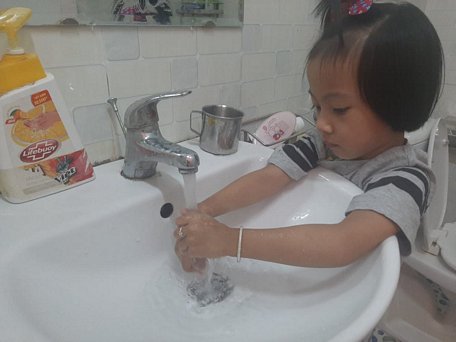 Để phòng ngừa bệnh TCM, cần cho trẻ vệ sinh sạch sẽ, rửa tay bằng xà bông thường xuyên. 
