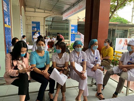  Khu vực chờ theo dõi sau tiêm tại điểm tiêm Trung tâm Y tế huyện Yên Thế, tỉnh Bắc Giang - Ảnh: L.ANH