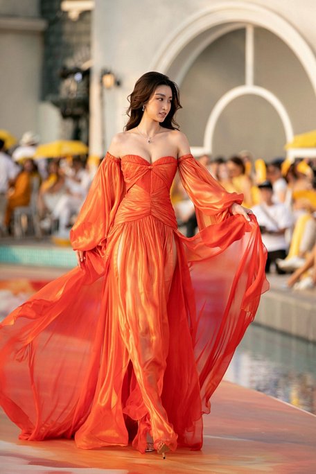 Bộ váy với phần tà mềm mại giúp mỗi bước catwalk của Đỗ Mỹ Linh thêm đẹp mắt. Từ khi đăng quang Hoa hậu Việt Nam 2016 đến nay, Đỗ Mỹ Linh là gương mặt quen thuộc trên sàn diễn với phong cách thời trang đa dạng.