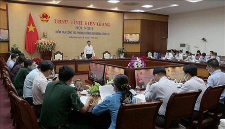 UBND tỉnh Kiên Giang họp khẩn triển khai công tác truy vết, truy tìm những người nhập trái phép vào địa bàn thành phố Phú Quốc. Ảnh: Lê Sen/TTXVN