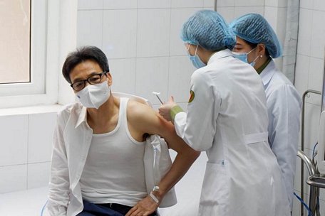 Phó Thủ tướng Vũ Đức Đam tiêm thử nghiệm vắc xin Nanocovax mũi 2 sáng 26/3. Ảnh: Minh Khôi