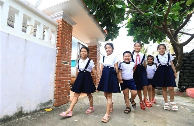 Các em nhỏ trên đảo Sinh Tồn (huyện đảo Trường Sa, tỉnh Khánh Hòa) háo hức tới trường. Ảnh: Thành Đạt/TTXVN