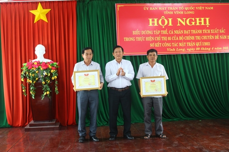 Ông Hồ Văn Huân- Chủ tịch UBMTTQ Việt Nam tỉnh trao bằng khen của Ủy ban Trung ương MTTQ Việt Nam cho tập thể có thành tích xuất sắc trong công tác mặt trận 2020.