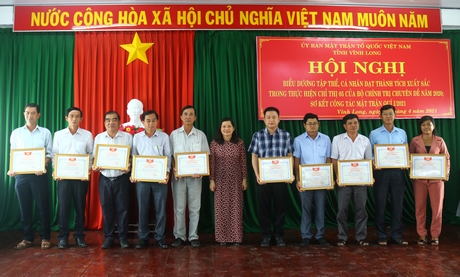 Dịp này, UBMTTQ Việt Nam tỉnh khen thưởng cho 30 tập thể, cá nhân đạt thành tích xuất sắc trong học tập và làm theo Bác.