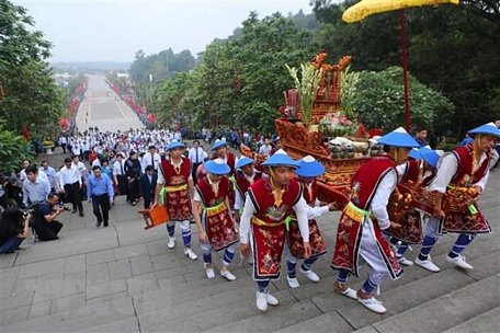 Đoàn rước bắt đầu khởi hành từ sân Trung tâm lễ hội để lên Đền Thượng. (Ảnh: Thành Đạt/TTXVN)