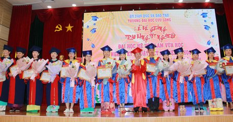 PGS.TS Lương Minh Cừ- Hiệu trưởng Trường ĐH Cửu Long khen thưởng cho các tân cử nhân đạt loại xuất sắc.